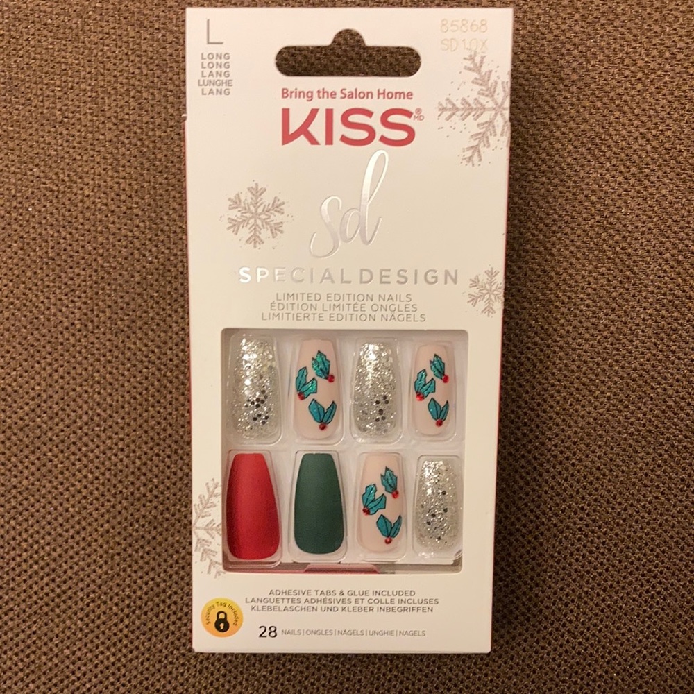 ⚜️Kiss Long Limited Edition Nails Sparkle and Holly Leaves Design! NWT!